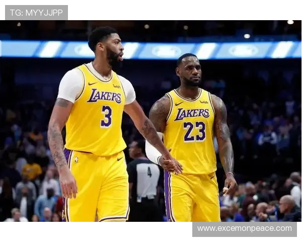 詹姆斯和安东尼一同亮相洛杉矶球迷活动 掀起新赛季热潮